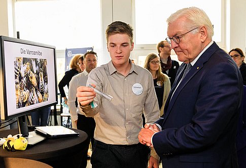 A youth shows German Federal President Steinmeier his invention (photo: BWKI / Ale Zea)