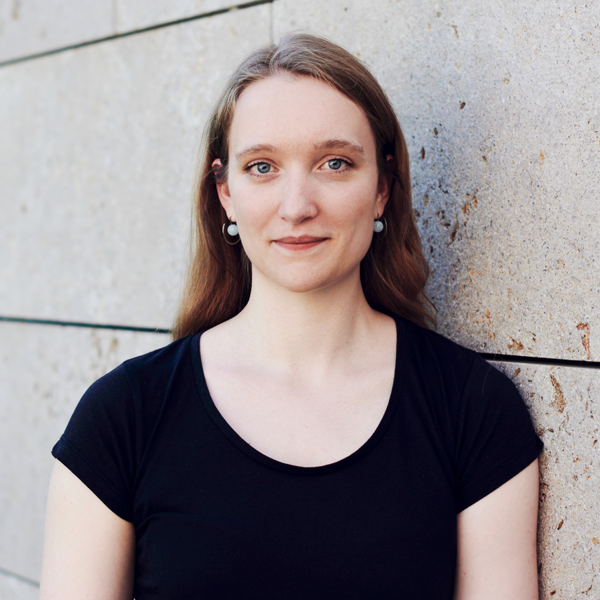 Shoulder portrait of Nicole Ludwig (photo: Cluster of Excellence „Machine Learning: New Perspectives for Science“ / Elia Schmid)